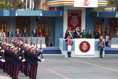 Miles de personas arropan a las Fuerzas Armadas en un desfile del 12 de Octubre con cuatro aviones y medio totalmente descafeinado