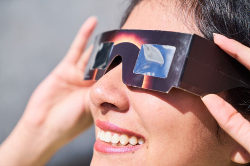  OCU, que no es otra cosa que una  Organizaci&oacute;n de consumidores, aconseja adquirir gafas con marcado CE y referencia EN ISO 12312-2:2015 para observar el eclipse