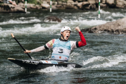 Oier Díaz hace triplete de medallas en el Mundial júnior de slalom con un oro en el descenso de C1