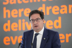 &Oacute;scar L&oacute;pez dice que los saharauis tienen su "camino" para regularizar su situaci&oacute;n en Espa&ntilde;a "y seguir&aacute; siendo as&iacute;"