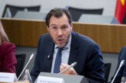 &Oacute;scar Puente preguta a Yolanda D&iacute;az si incluye a ministros de Sumar en la remodelaci&oacute;n que pide y rechaza la propuesta