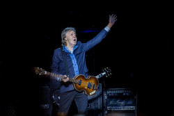 Paul McCartney deslumbra en Madrid en los compases finales de su gira