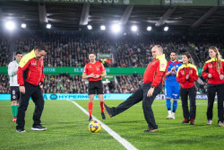 Personal del 112 Cantabria realiza el saque de honor en el 112 aniversario del Racing