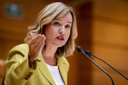 Pilar Alegría vocera de Sanchez, no condena las manifestaciones que están destruyendo la vuelta España