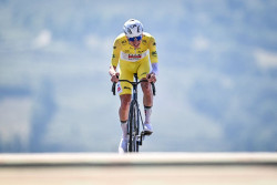 Pogacar completa su enésima exhibición en la cronoescalada y apuntala el Tour