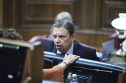 PP, Vox y Junts pedirán cuentas a Luis Planas la próxima semana en el Congreso por la peste porcina