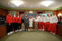 (Pre) España se aferra a la tierra para olvidar la baja de Alcaraz y superar a la Dinamarca de Rune