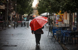 Protecci&oacute;n Civil pide prudencia hasta la madrugada de este domingo por las lluvias en Catalunya