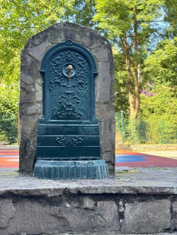 Pujayo, y las fuentes públicas.     Carlos Magdalena