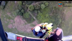  Rescatada en helic&oacute;ptero una mujer enriscada en la v&iacute;a ferrata de Matienzo