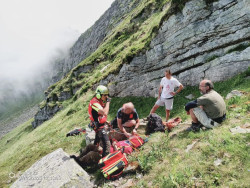Rescatado en helicóptero un hombre tras caer 50 metros en la ruta entre Brañavieja y Pico Tres Mares