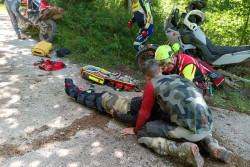  Rescatado un motorista con fractura de tibia y peron&eacute; en una zona de dif&iacute;cil acceso de San Miguel de Aguayo