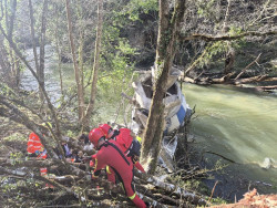  Rescatan al conductor de una hormigonera tras caer 50 metros hasta el r&iacute;o As&oacute;n