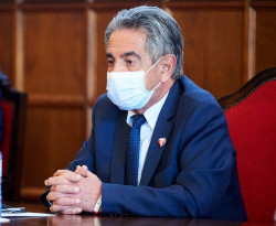 Revilla ve "un error" las declaraciones de la consejera de Econom&iacute;a sobre la protonterapia, que va "seg&uacute;n lo previsto"