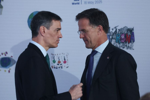 Sánchez manda una carta a la OTAN diciendo que  no puede llegar al 5% del PIB en armarse porque sus socios, los comunistas, le echarían de la Moncloa