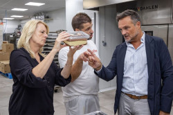 Susinos reafirma su apuesta por modernizar la industria agroalimentaria en su visita a Los Pasiegos de Diego