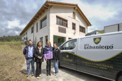 Susinos visita la industria c&aacute;rnica `El Lebaniego` y destaca su "determinaci&oacute;n y arraigo" en el medio rural
