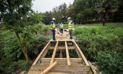Torrelavega instala una pasarela de madera para cruzar con m&aacute;s seguridad el arroyo Indiana