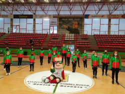 Torrelavega presenta el nuevo ch&aacute;ndal y la mascota de las Escuelas Deportivas Municipales