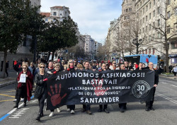 Un centenar de peque&ntilde;os aut&oacute;nomos salen a la calle en Santander para denunciar que est&aacute;n "asfixiados"