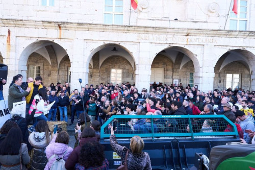 Un centenar de tractores recorre Santander y los ganaderos "muy enfadados" trasladan sus reivindicaciones al Parlamento