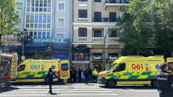  Un coche se sale de la v&iacute;a frente al Ayuntamiento de Santander y atropella a tres mujeres