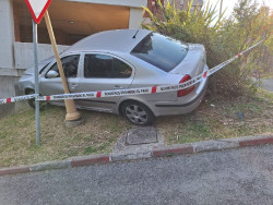  Un coche se sale de la v&iacute;a y choca contra el garaje de un edificio de la avenida del Faro
