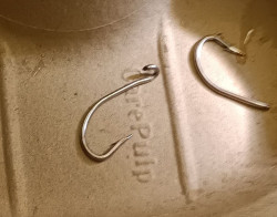  Un hombre se clava un anzuelo doble mientras manipula equipos de pesca en Laredo