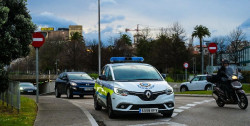 Un joven ebrio y sin carn&eacute; choca con otro coche y atraviesa una terraza acristalada de hosteler&iacute;a en Santander