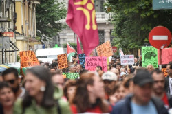 Un millar de personas se manifiesta en Santander contra el modelo tur&iacute;stico-urban&iacute;stico: "Cantabria es para vivir"