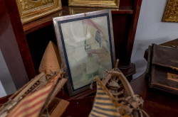 Una foto de Juan Carlos I dedicada a Franco y varios retratos del dictador, a subasta hoy entre los objetos de Meir&aacute;s