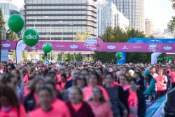 Una `marea rosa` de 36.000 mujeres vibra en Madrid en una histórica Carrera de la Mujer