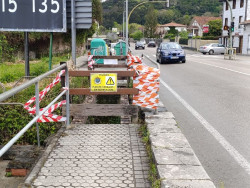 UxL denuncia que el cierre de un puente peatonal en la N-634 obliga a los vecinos a caminar por la calzada