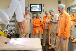 Valdecilla incorpora un nuevo robot Da Vinci que opera con una sola incisi&oacute;n y facilita la recuperaci&oacute;n