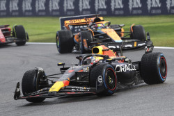 Verstappen arrebata la pole a Sainz en una accidentada clasificación en Bakú