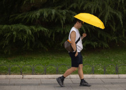 15 provincias est&aacute;n ma&ntilde;ana en aviso por calor y habr&aacute; nubes y lluvias en el Cant&aacute;brico