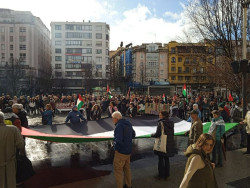 200 personas colapsan el centro de Santander en "su mani" por Palestina 