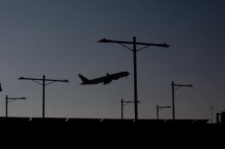 28 inmigrantes escapan de un avi&oacute;n durante un aterrizaje en el Prat con &iquest;permiso de Marlaska?