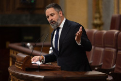 Abascal acusa a S&aacute;nchez de "colaborar con islamistas" para alentar la inmigraci&oacute;n y le recomienda "meterlos en su casa"