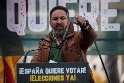 Abascal acusa a S&aacute;nchez de "querer triturarlo todo": "Est&aacute; al servicio de intereses espurios y minoritarios"