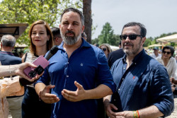 Abascal critica que PP y PSOE "parecen la misma cosa y actúan de la misma manera"