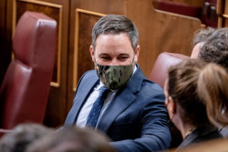 Abascal dice que Casado no est&aacute; dispuesto a participar en una "alternativa" y que aspira a un "simple relevo"
