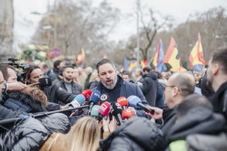 Abascal: "Lo que sorprende es que el PP est&eacute; hoy aqu&iacute; con los espa&ntilde;oles y el mi&eacute;rcoles est&eacute; en Bruselas con Bola&ntilde;os"