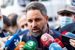 Abascal protesta contra la `ley mordaza` junto a polic&iacute;as y guardias civiles, "los m&aacute;s leales" de Espa&ntilde;a