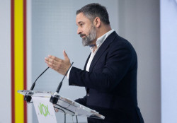 Abascal replica a Feij&oacute;o que pacte "con S&aacute;nchez los gobiernos auton&oacute;micos" si acuerda el reparto de menores migrantes