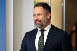 Abascal replica a S&aacute;nchez que Vox "jam&aacute;s se sentar&iacute;a con &eacute;l" y le afea que s&iacute; se re&uacute;na con "ETA y golpistas"