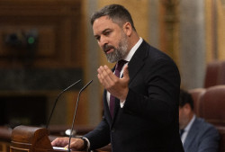 Abascal reta a S&aacute;nchez a decir "a cu&aacute;ntas empresas llam&oacute; personalmente" para que se reunieran con Bego&ntilde;a G&oacute;mez