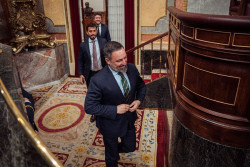 Abascal sit&uacute;a a S&aacute;nchez como "capo" de `Koldo` y el presidente le pide "taparse un poco" antes de exigir "ejemplaridad"