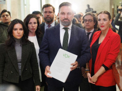 Abascal y diputados de Vox registran en el Congreso la moci&oacute;n de censura de Tamames, la sexta de la democracia