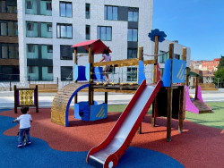 Abierto al uso público el nuevo parque infantil junto a las 66 VPO de la calle Alta